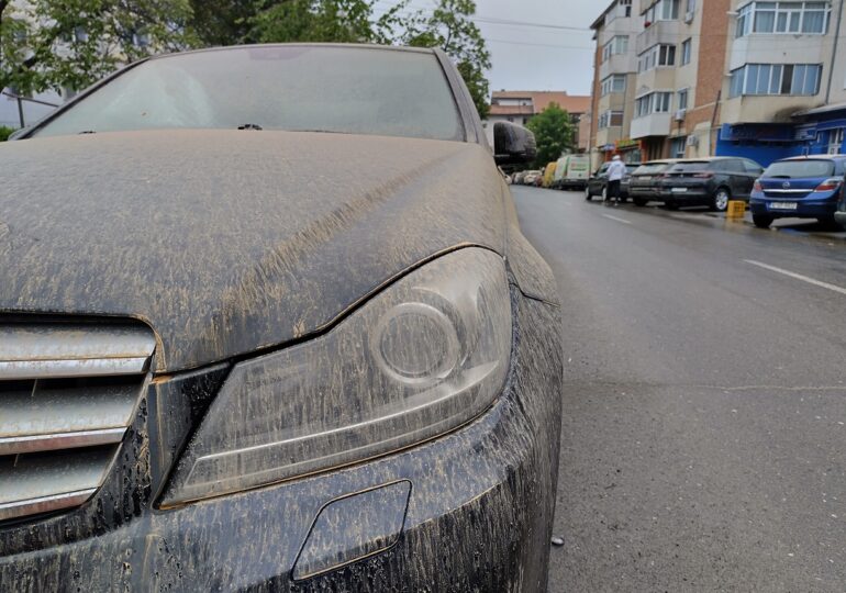 Hogyan Tisztítsa Meg Autóját a Szaharai Homokos Eső Nyomaitól